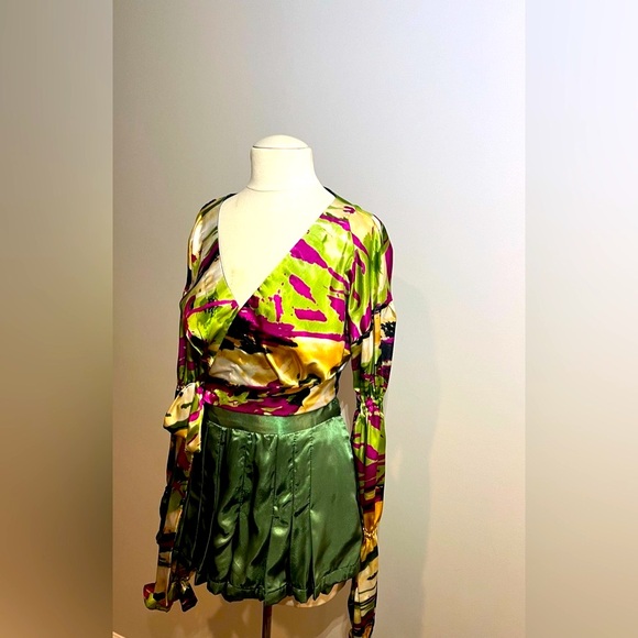 TIFFANYSLABEL COLORFUL GREEN/PINK/FUSHIA SATIN CROP TOP W/PUFF SLEEVES & ELASTIC - Picture 3 of 6